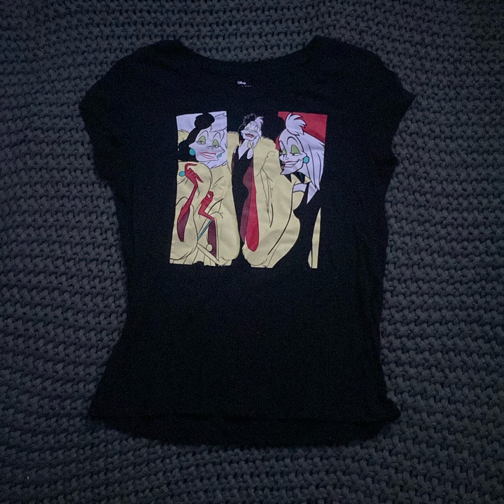 Disney’s Cruella De Vil shirt that’s a size XL in kids but can be worn as a S